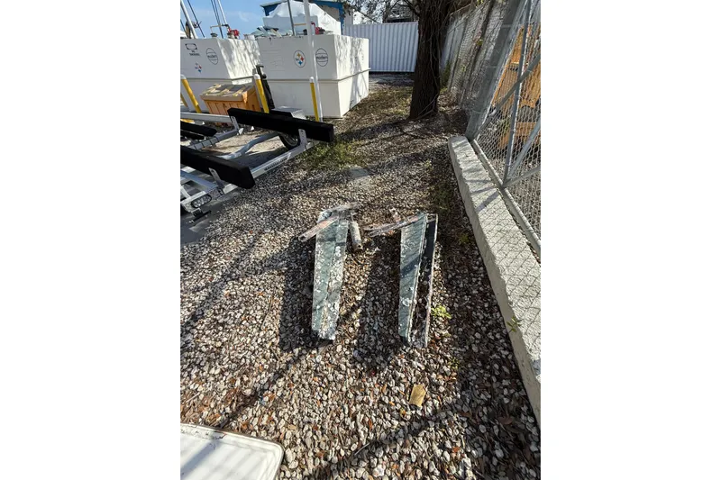 Gambit Yacht Photos Pics 2001 Sea Ray 560 Sedan Bridge swim platform framework.