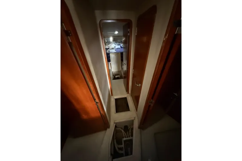 Gambit Yacht Photos Pics Hallway