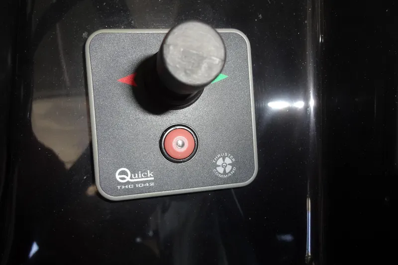 Blue Baby Yacht Photos Pics Control panel of Jeanneau Merry Fisher 895 Offshore 2022 boat, featuring Quick THC 1042 thruster.