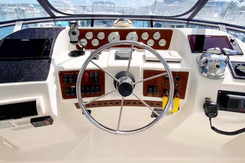 Nauti Boxer Yacht Photos Pics Helm of 2003 Silverton 453 Motor Yacht with steering wheel and navigation controls.