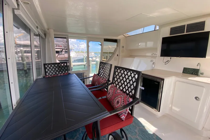 Nauti Boxer Yacht Photos Pics Interior of 2003 Silverton 453 Motor Yacht with dining area and TV.