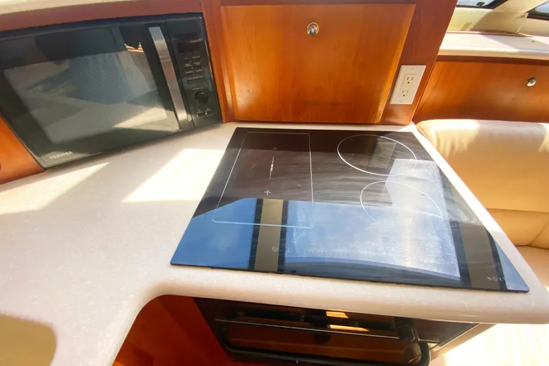 Nauti Boxer Yacht Photos Pics 2003 Silverton 453 Motor Yacht kitchen with stovetop and microwave.