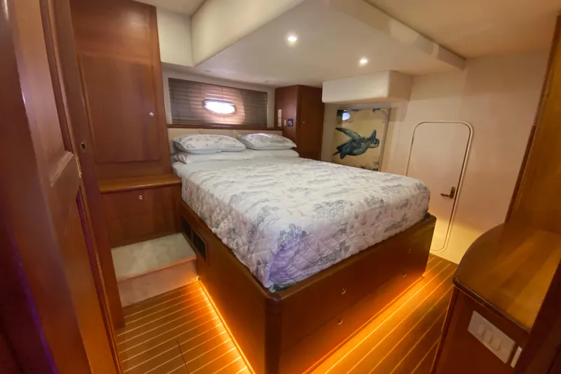 Nauti Boxer Yacht Photos Pics Luxurious 2003 Silverton 453 Motor Yacht bedroom with ambient lighting and elegant wood finishes.