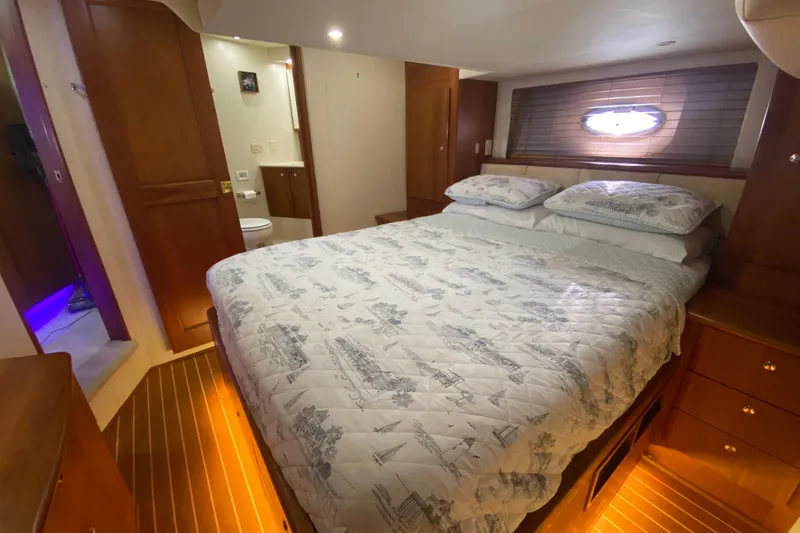 Nauti Boxer Yacht Photos Pics Luxurious bedroom interior of 2003 Silverton 453 Motor Yacht with elegant wood finishes.
