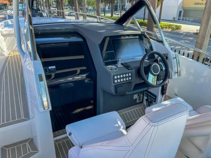  Yacht Photos Pics 2024 Windy SR28 CC boat cockpit with modern steering wheel and navigation system.