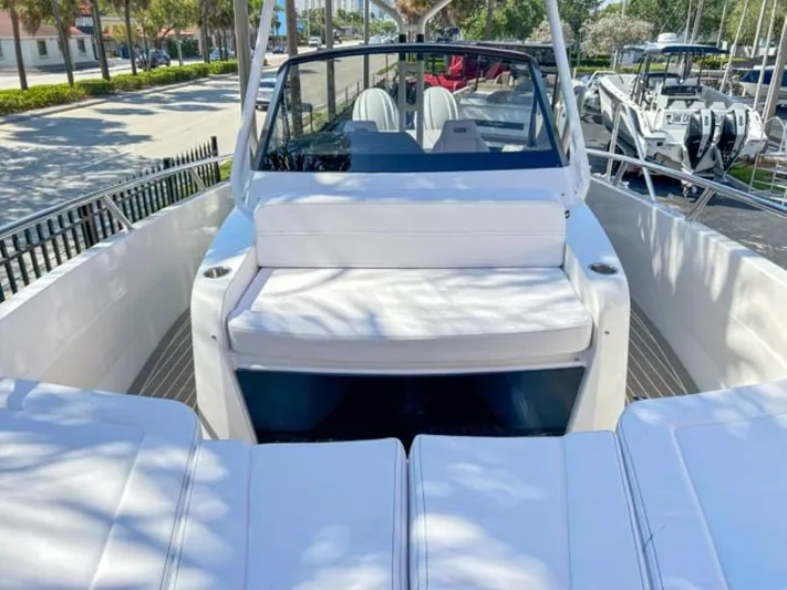  Yacht Photos Pics 2024 Windy SR28 CC boat with white seating and sleek design.
