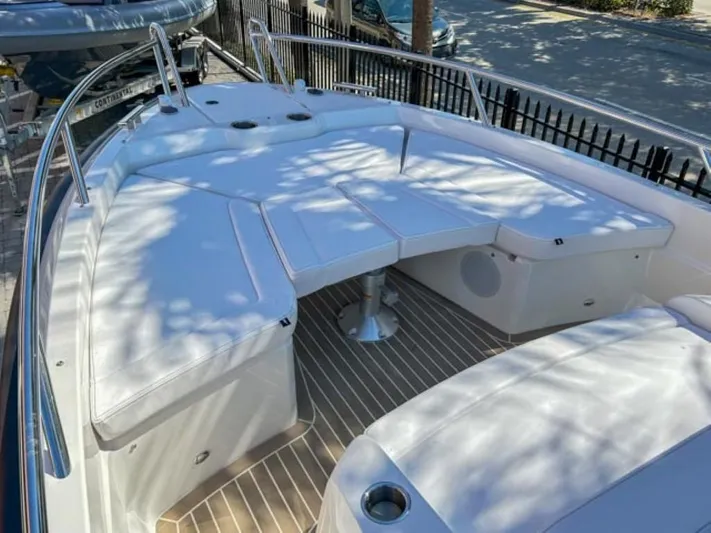  Yacht Photos Pics 2024 Windy SR28 CC boat with spacious deck and comfortable seating.