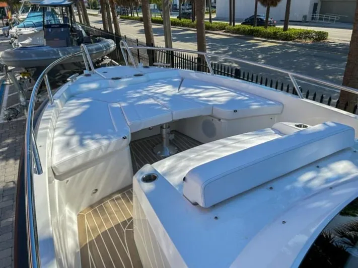  Yacht Photos Pics 2024 Windy SR28 CC boat with spacious seating and deck area.