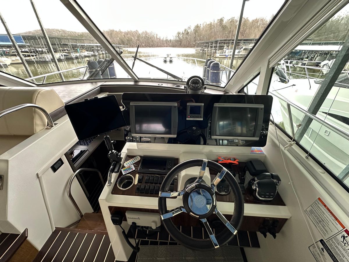 2012 Cruisers Yachts 48 