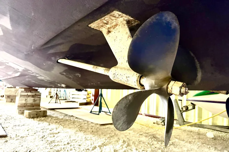 No Tan Lines Yacht Photos Pics Propeller of 2000 Sea Ray 410 Sundancer boat on dry dock.