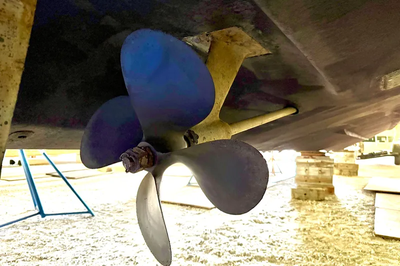 No Tan Lines Yacht Photos Pics Propeller of 2000 Sea Ray 410 Sundancer boat on dry dock.