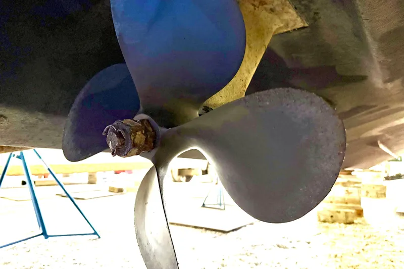 No Tan Lines Yacht Photos Pics Close-up of a Sea Ray 410 Sundancer 2000 boat propeller in dry dock.