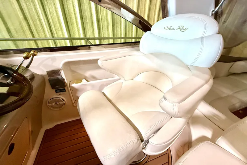 No Tan Lines Yacht Photos Pics Luxurious helm seat on 2000 Sea Ray 410 Sundancer yacht, featuring plush white upholstery.