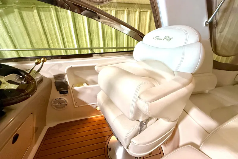No Tan Lines Yacht Photos Pics Luxurious helm seat on 2000 Sea Ray 410 Sundancer yacht with elegant design.