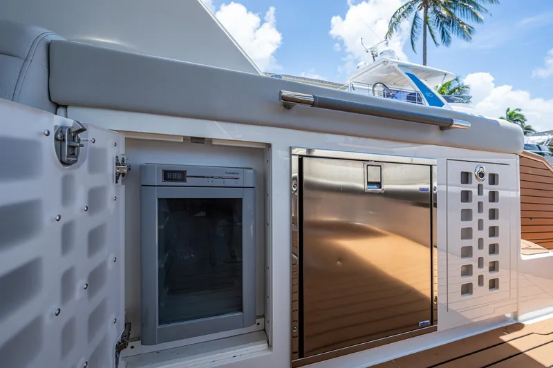  Yacht Photos Pics 2020 Sea Ray SLX 400 yacht interior with fridge and storage, featuring sleek design.