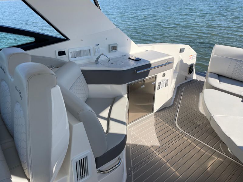 2022 Sea Ray 320 Sundancer