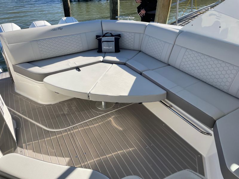 2022 Sea Ray 320 Sundancer