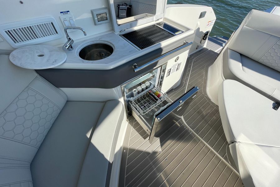 2022 Sea Ray 320 Sundancer