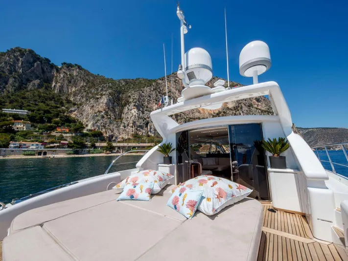 Ultim Yacht Photos Pics Luxurious 2006 Arno Leopard yacht with sun deck, scenic coastal backdrop, and plush cushions.