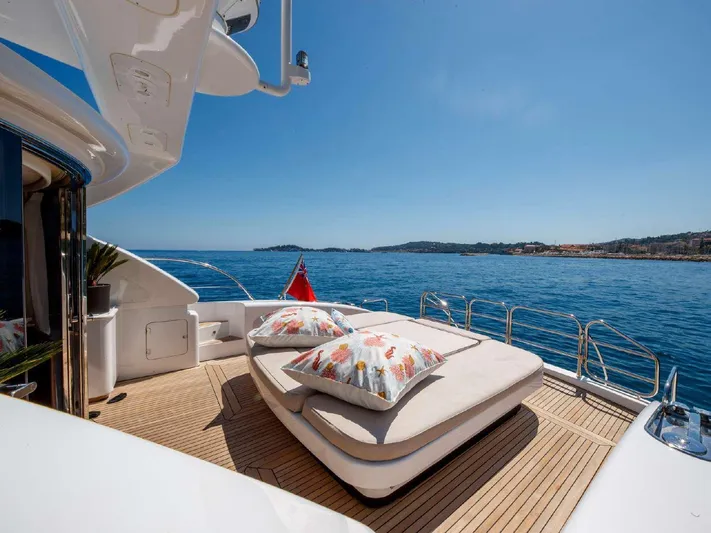 Ultim Yacht Photos Pics Luxurious 2006 Arno Leopard yacht deck with sun loungers, ocean view, and clear blue sky.