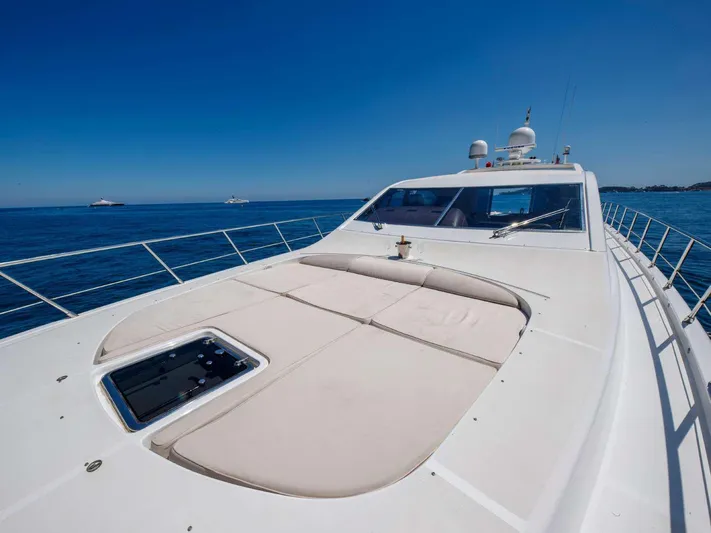 Ultim Yacht Photos Pics Luxury yacht Arno Leopard Canteri Navale Srl 2006 on open sea under clear blue sky.
