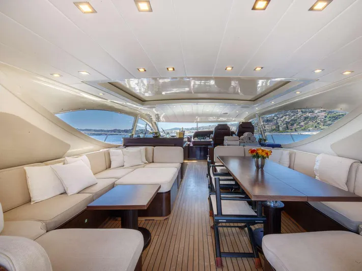 Ultim Yacht Photos Pics Luxurious 2006 Arno Leopard yacht interior with elegant seating and dining area.