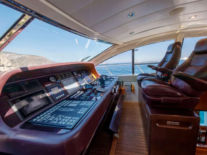 Ultim Yacht Photos Pics Luxurious 2006 Arno Leopard yacht cockpit with leather seats and advanced navigation controls.