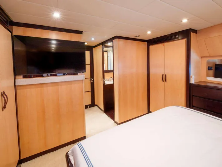 Ultim Yacht Photos Pics Luxurious cabin interior of 2006 Arno Leopard yacht, featuring modern wood paneling and a flat-screen TV.