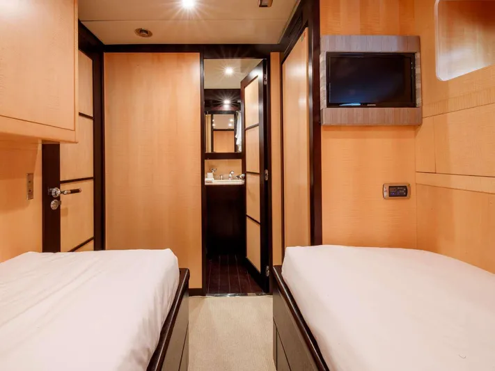 Ultim Yacht Photos Pics Luxurious 2006 Arno Leopard yacht cabin with twin beds and modern amenities.