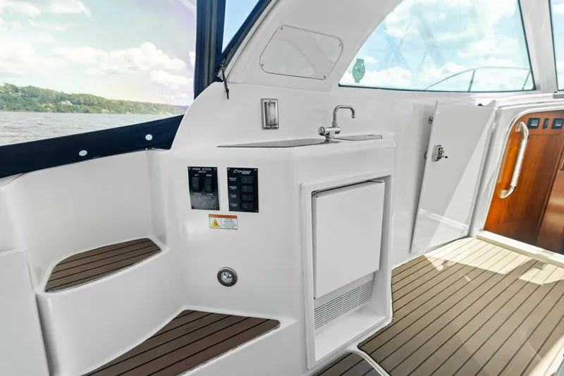 Bay Burns Yacht Photos Pics 2007 Cruisers 390 Express Cruiser 'Bay Burns'