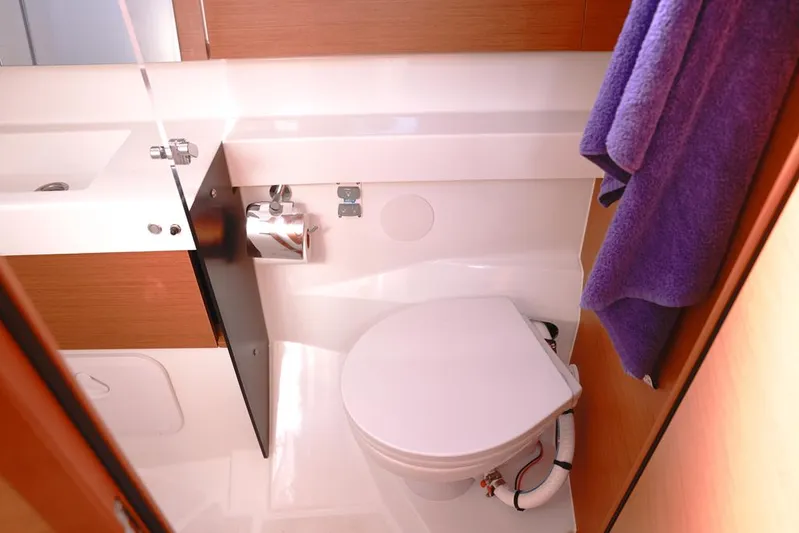 Espiritu Milagro Yacht Photos Pics Modern bathroom in 2022 Jeanneau Sun Odyssey 410 yacht, featuring sleek design and amenities.