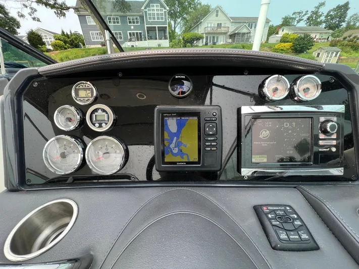 4th Quarter Yacht Photos Pics Dashboard of 2016 Formula 310 Bowrider with navigation and control instruments.