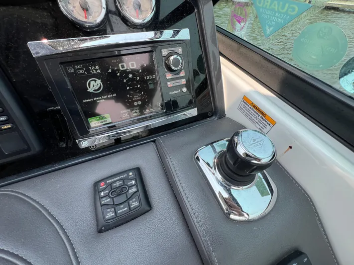 4th Quarter Yacht Photos Pics 2016 Formula 310 Bowrider dashboard with control panel and navigation system.