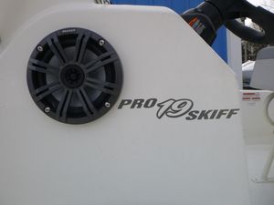 2023 Mako Pro Skiff 19 CC boat console with speaker.