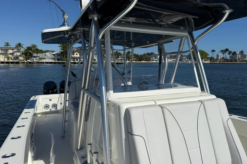  Yacht Photos Pics 2018 SeaVee 390Z boat on calm water, featuring sleek design and modern amenities.