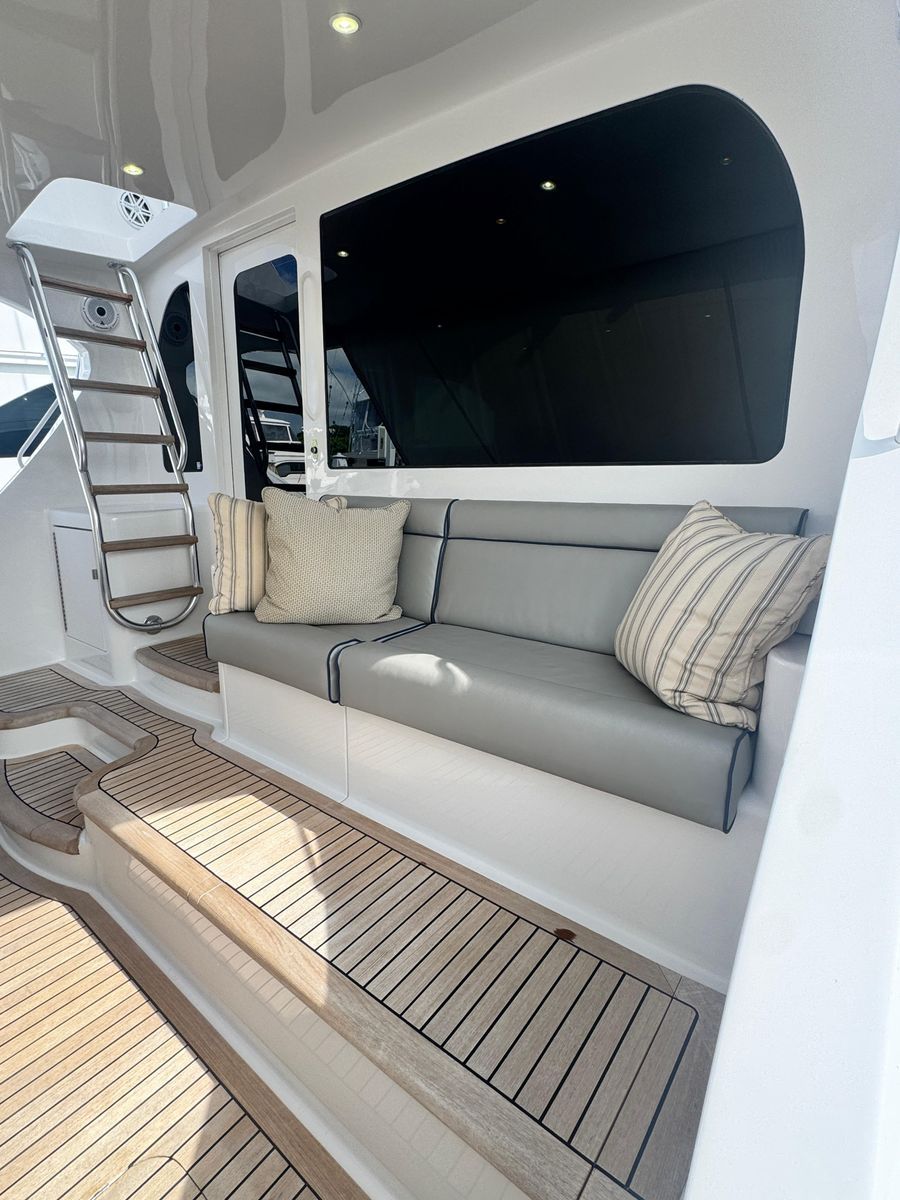 2011 Hatteras 59 