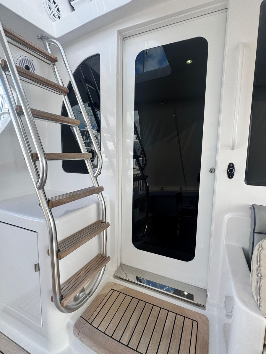 2011 Hatteras 59 