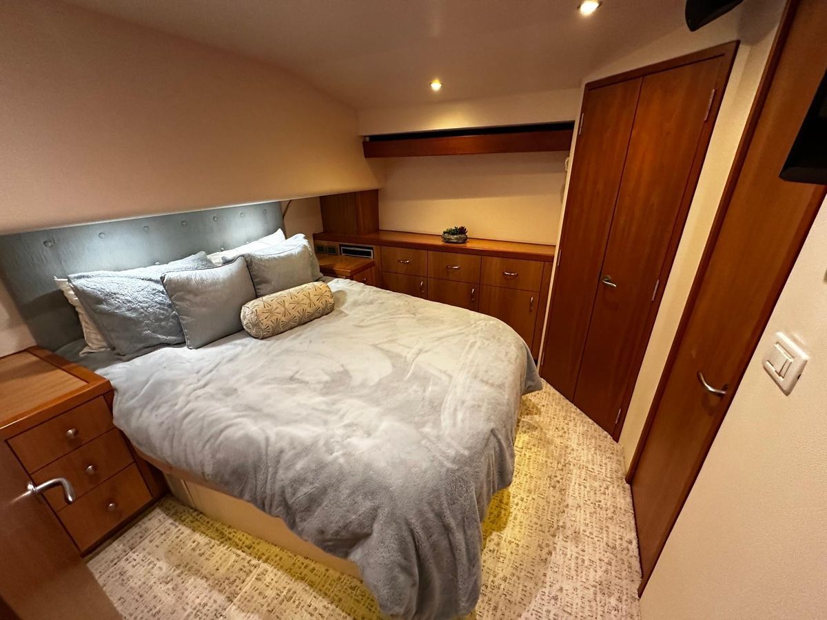 2011 Hatteras 59 