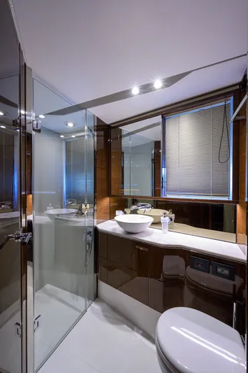 Mulligan Yacht Photos Pics Princess 60 SB Mulligan - Guest Head