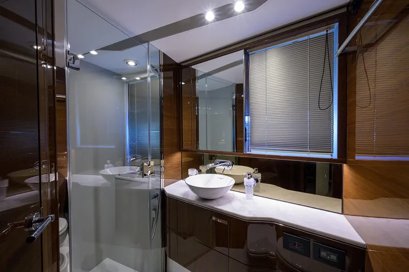 Mulligan Yacht Photos Pics Princess 60 SB Mulligan - Guest Head