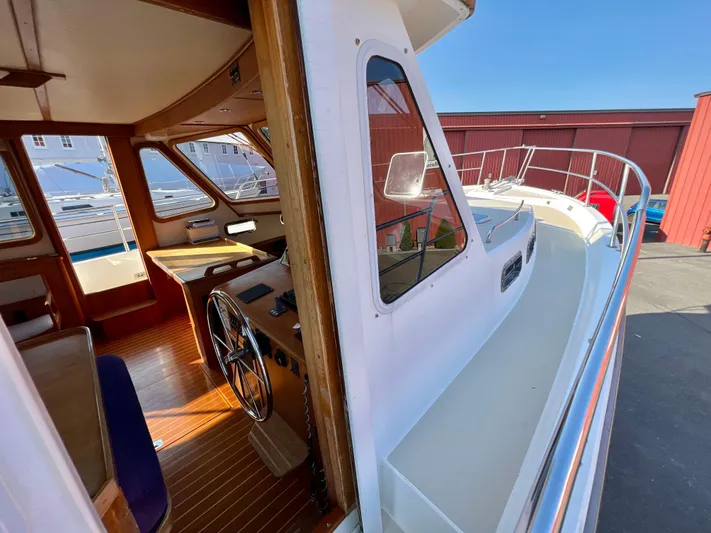 Swamp Fox Yacht Photos Pics 2001 Sabre Sabreline 47 yacht interior and exterior view.