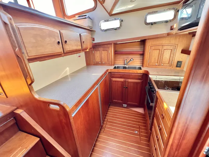 Swamp Fox Yacht Photos Pics 2001 Sabre Sabreline 47 yacht kitchen with wooden cabinetry and modern appliances.