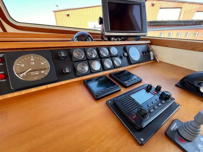 Swamp Fox Yacht Photos Pics 2001 Sabre Sabreline 47 boat helm with gauges, controls, and navigation equipment.
