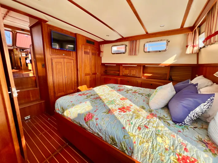 Swamp Fox Yacht Photos Pics Luxurious master cabin of 2001 Sabre Sabreline 47 yacht with floral bedding.