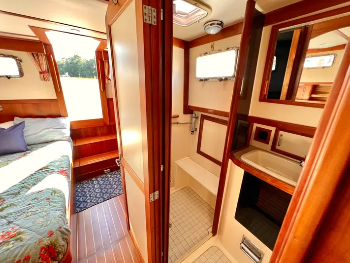 Swamp Fox Yacht Photos Pics 2001 Sabre Sabreline 47 yacht interior with bedroom and bathroom
