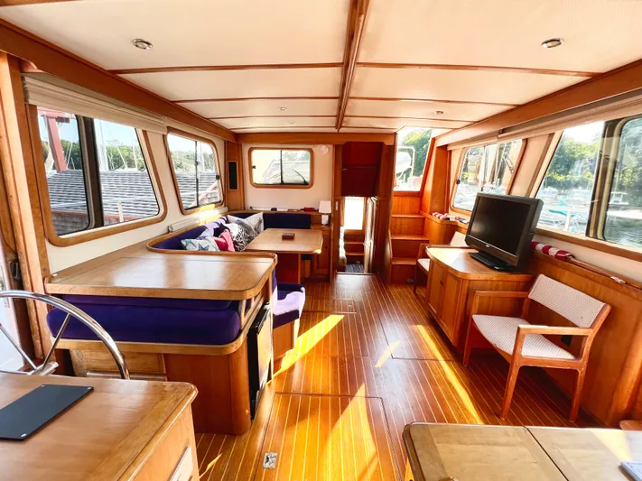 Swamp Fox Yacht Photos Pics Interior of 2001 Sabre Sabreline 47 yacht with wooden flooring and modern furnishings.