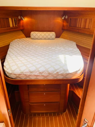 Sparrow Yacht Photos Pics 2004 Sabre 42 Hardtop Express cabin with cozy bed and wooden interior.