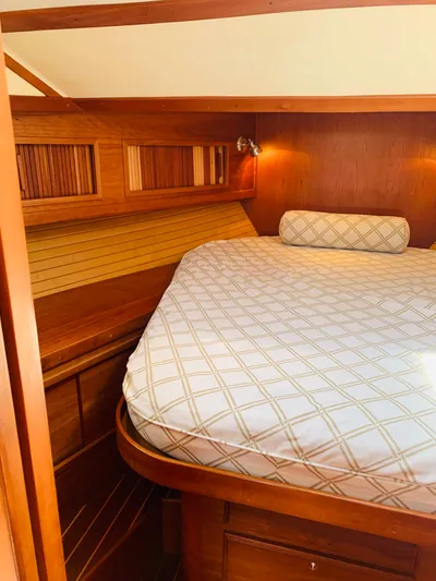 Sparrow Yacht Photos Pics 2004 Sabre 42 Hardtop Express cabin with wooden interior and cozy bed.