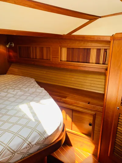 Sparrow Yacht Photos Pics 2004 Sabre 42 Hardtop Express cabin interior with wooden finish and bed.