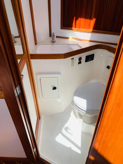 Sparrow Yacht Photos Pics 2004 Sabre 42 Hardtop Express yacht bathroom with sink and toilet.